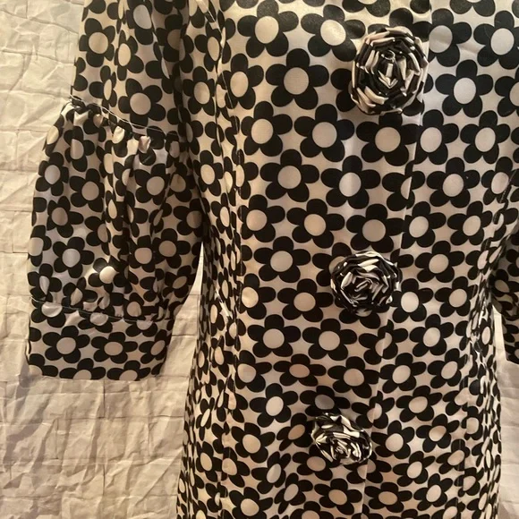 “COCO & TASHI” Black and White Floral Coat Dress . - Picture 4 of 15
